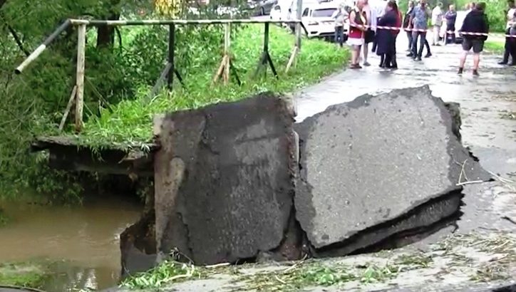 Опора автомобильного моста просела в пос. Марушкинское