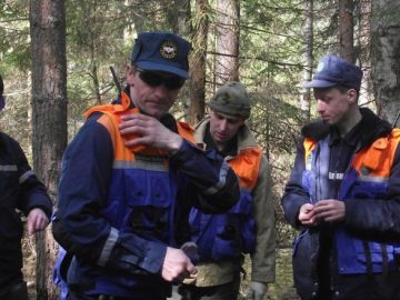 Столичные спасатели нашли заблудившихся в лесу в ТиНАО четырех пенсионеров. МЧС