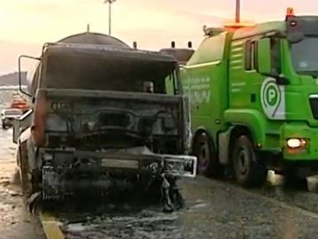 Пожарные потушили автоцистерну на Киевском шоссе в ТиНАО