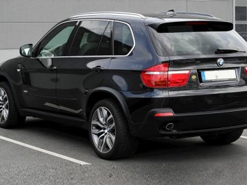 Автомобиль BMW X5 стоимостью 4 млн руб. похитили в ТиНАО