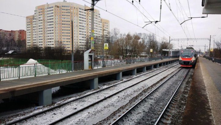 Мужчина выжил после наезда электрички у платформы «Кокошкино»