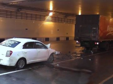 Один человек погиб в ДТП с участием грузовика в тоннеле в районе станции метро «Ольховая»