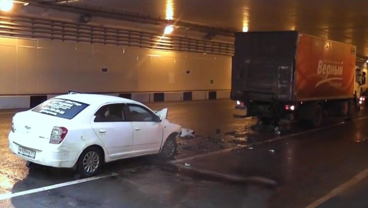 Один человек погиб в ДТП с участием грузовика в тоннеле в районе станции метро «Ольховая»