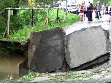 Опора автомобильного моста просела в пос. Марушкинское
