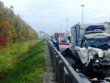 Один человек погиб в аварии с участием двух грузовиков на Киевском ш.