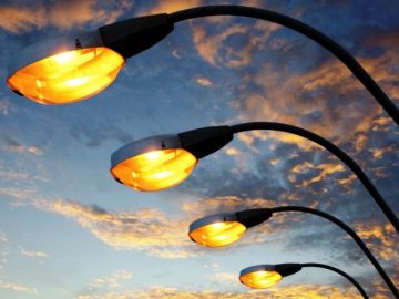 Более 200 фонарей установили на территориях школ и детсадов в ТиНАО