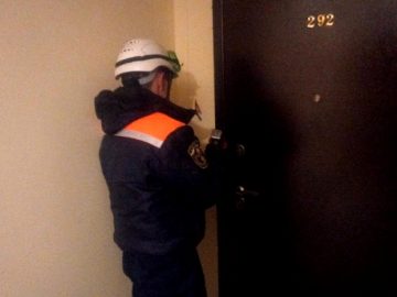 Спасатели в ТиНАО вскрыли дверь в квартиру, запертую изнутри двухлетним ребенком